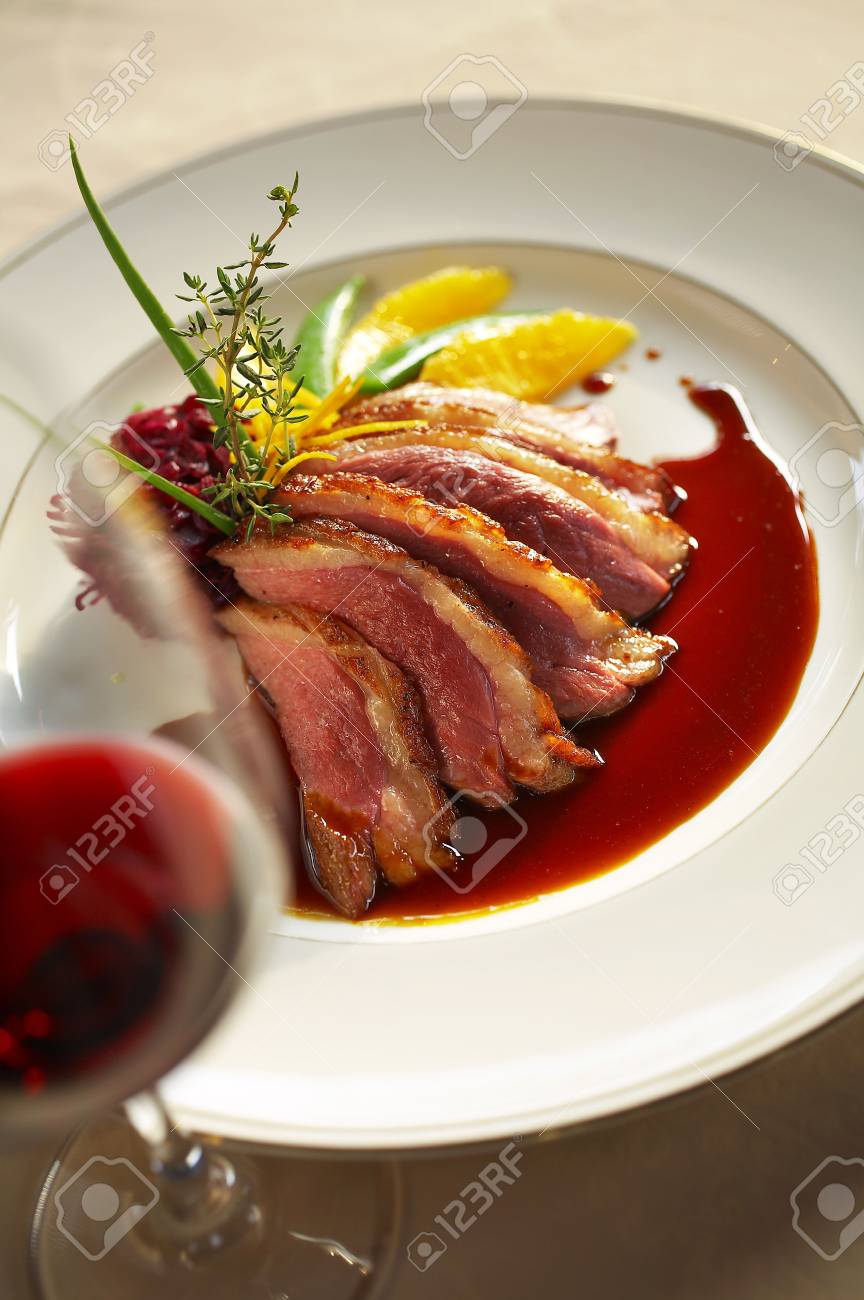 鴨のグリル ステーキを閉じるし 白い皿のソース の写真素材 画像素材 Image