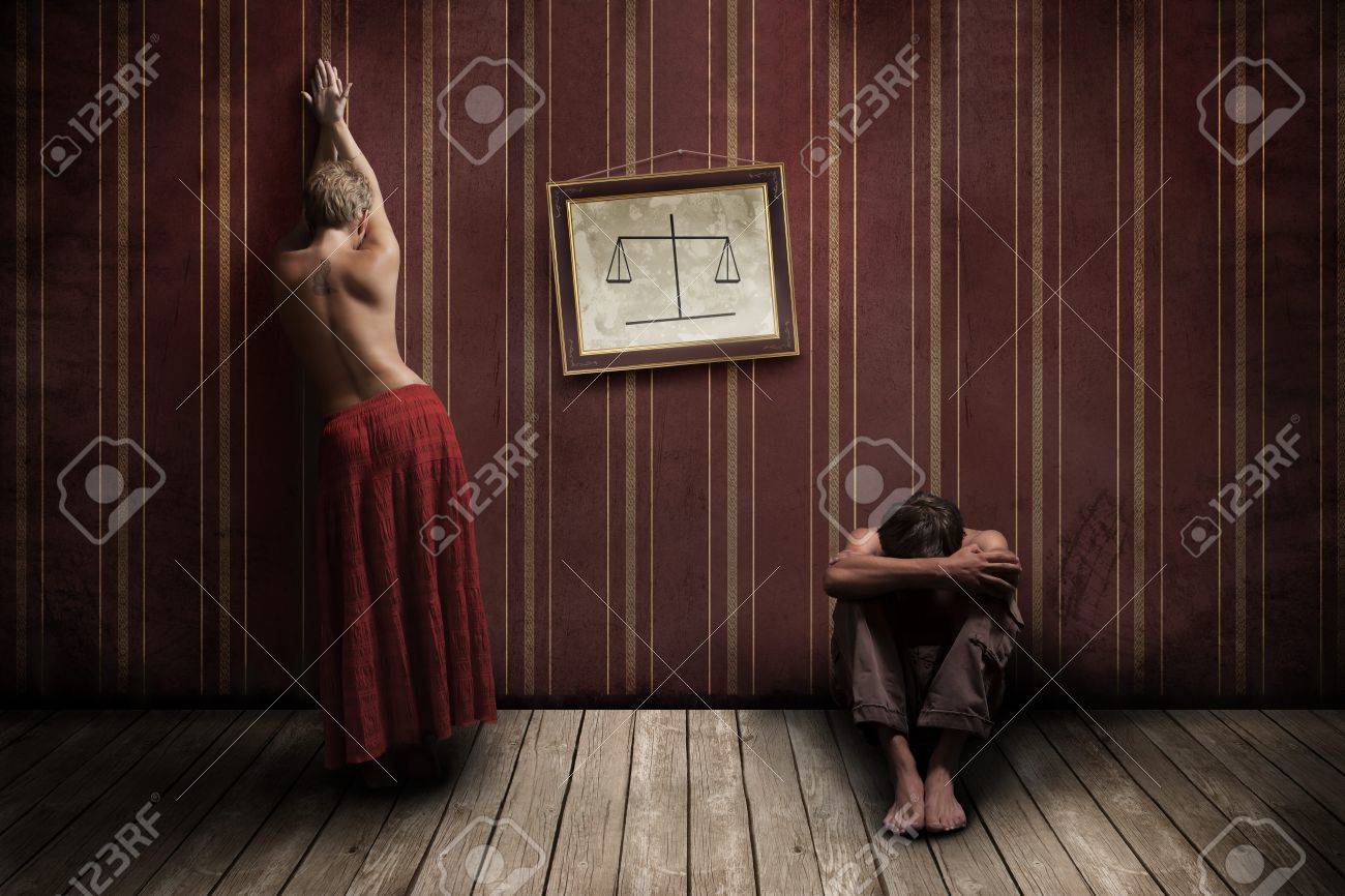 半分裸の女性と部屋中の男 の写真素材 画像素材 Image