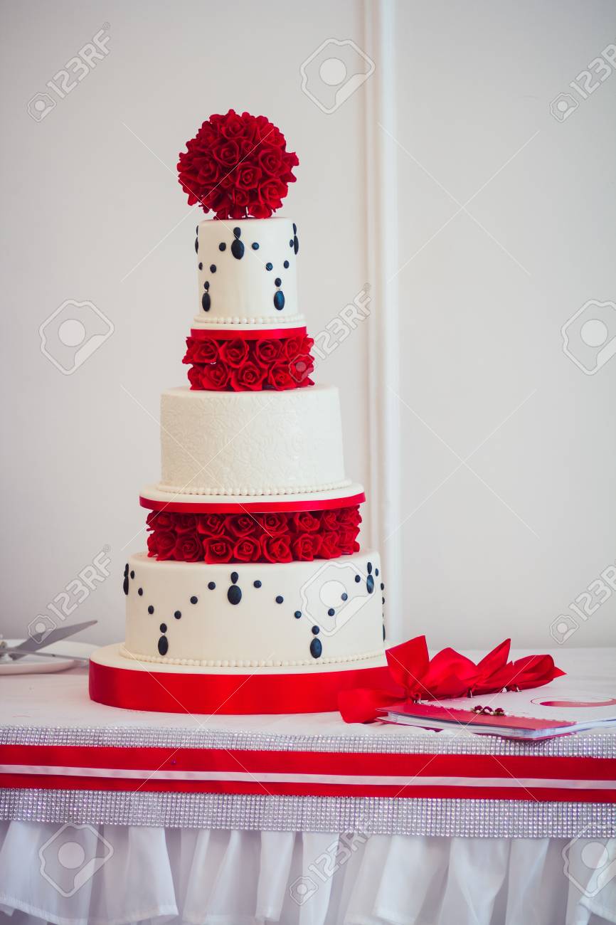 Rouge Et Blanc Gateau De Mariage Banque D Images Et Photos Libres De Droits Image
