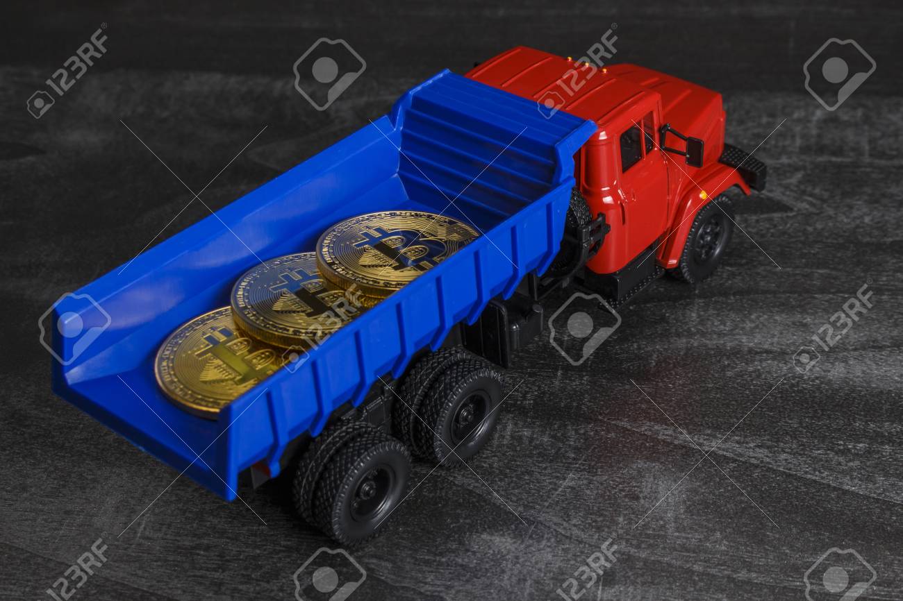 장난감 트럭에 비트코인 형태의 동전 로열티 무료 사진, 그림, 이미지 그리고 스톡포토그래피. Image 115772011