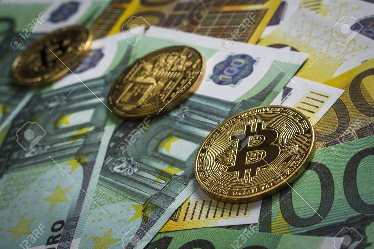 유로 지폐 더미에 있는 비트코인 형태의 동전 로열티 무료 사진, 그림, 이미지 그리고 스톡포토그래피. Image 115772020