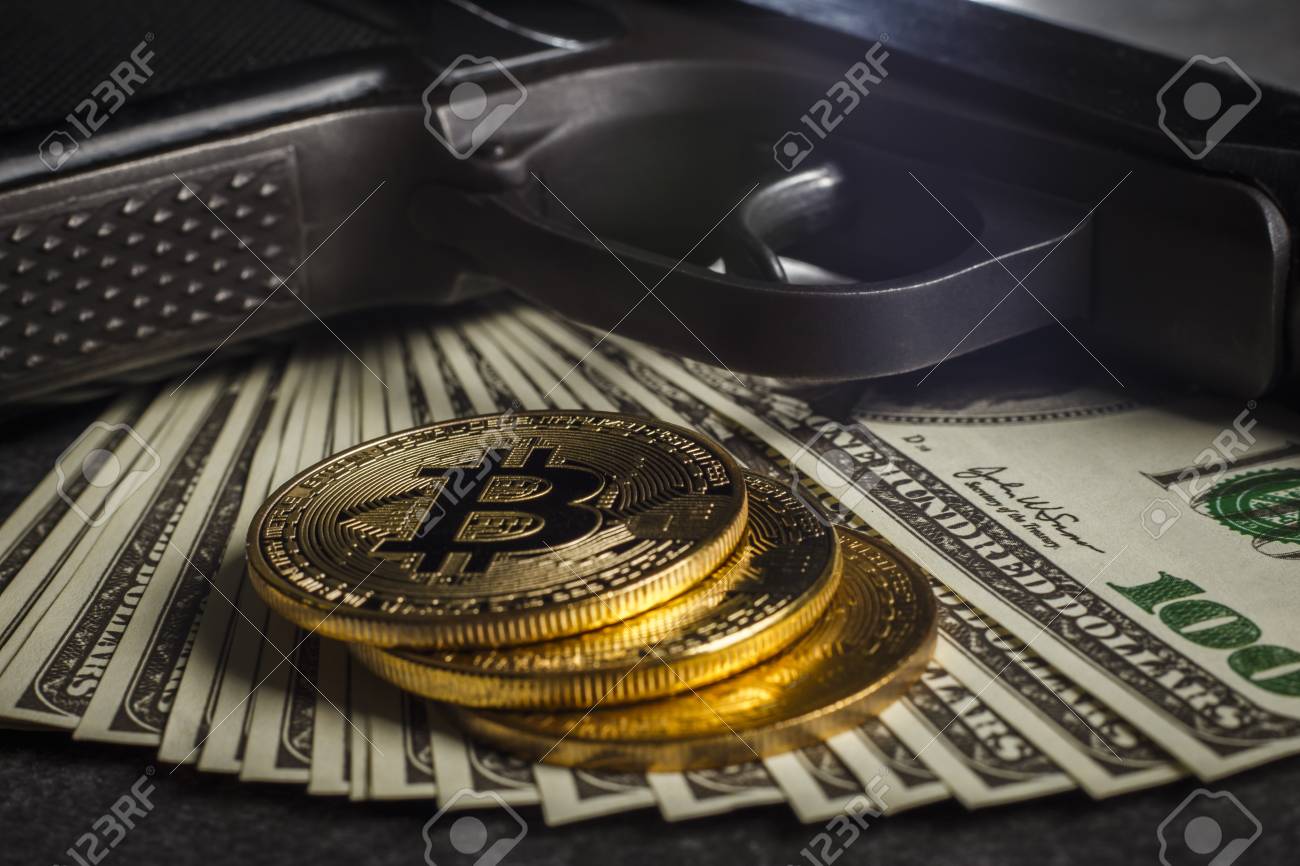 ドルと銃を備えたビットコインの形の金貨の写真素材・画像素材 Image 115771911