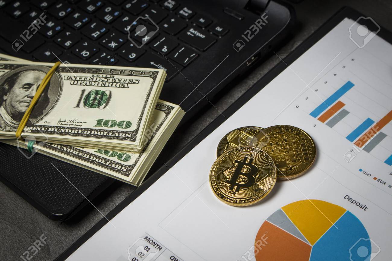 노트북과 돈 묶음이 있는 비트코인 형태의 금화 로열티 무료 사진, 그림, 이미지 그리고 스톡포토그래피. Image 115771420
