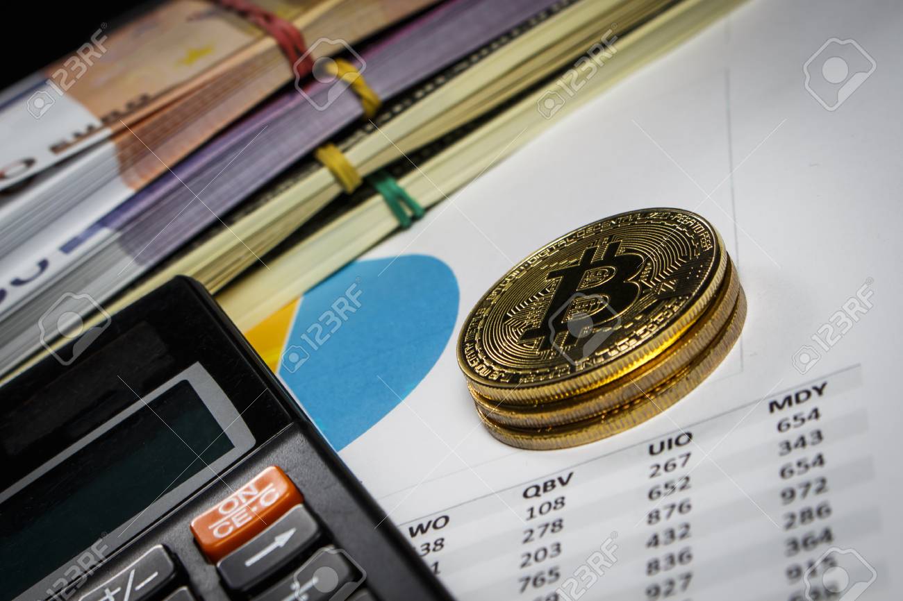 Monedas De Oro Bitcoin Con Calculadora Y Paquetes De Dólares Fotos,  retratos, imágenes y fotografía de archivo libres de derecho. Image  115771343