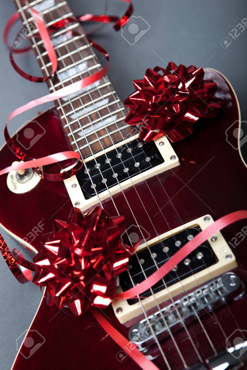 Guitarra Eléctrica Como Regalo De Navidad O Cumpleaños Fotos, Retratos, Imágenes Y De Archivo Libres De Derecho. Image 50916775.