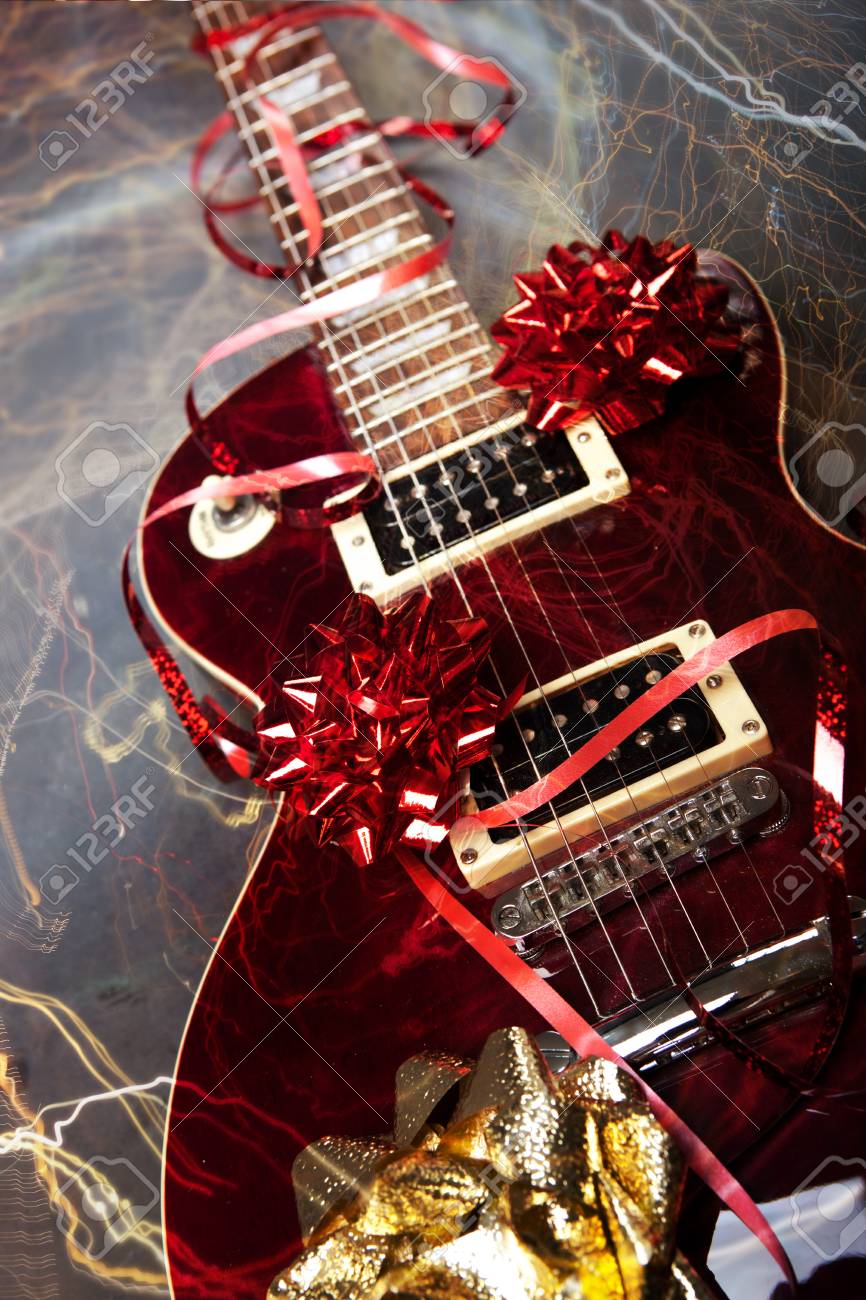 偽物のクリスマスや誕生日プレゼントとして エレク トリック ギター の写真素材 画像素材 Image