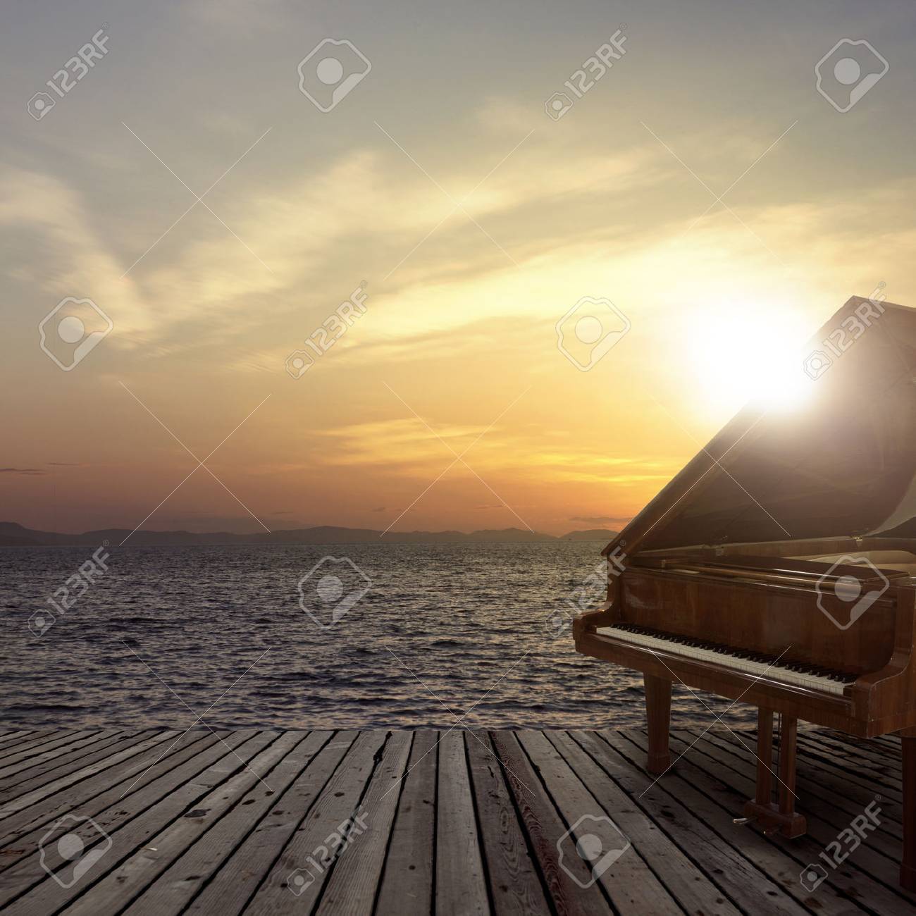 Piano Extérieur Tourné Au Bord De La Mer Au Coucher Du Soleil