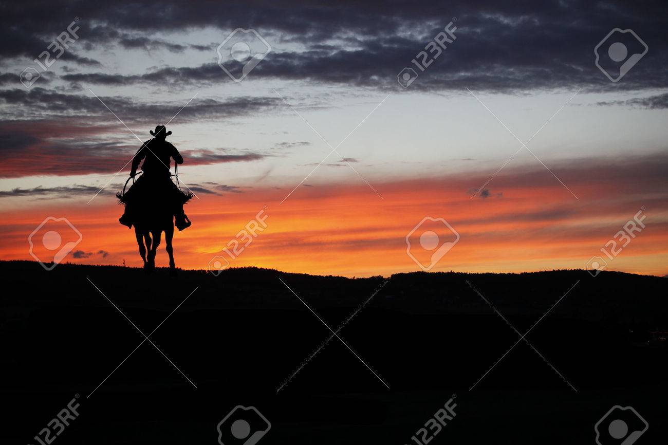 馬と古城夕陽が沈む雰囲気が出た作品です。 馬と古城夕陽が沈む雰囲気が出た作品です。