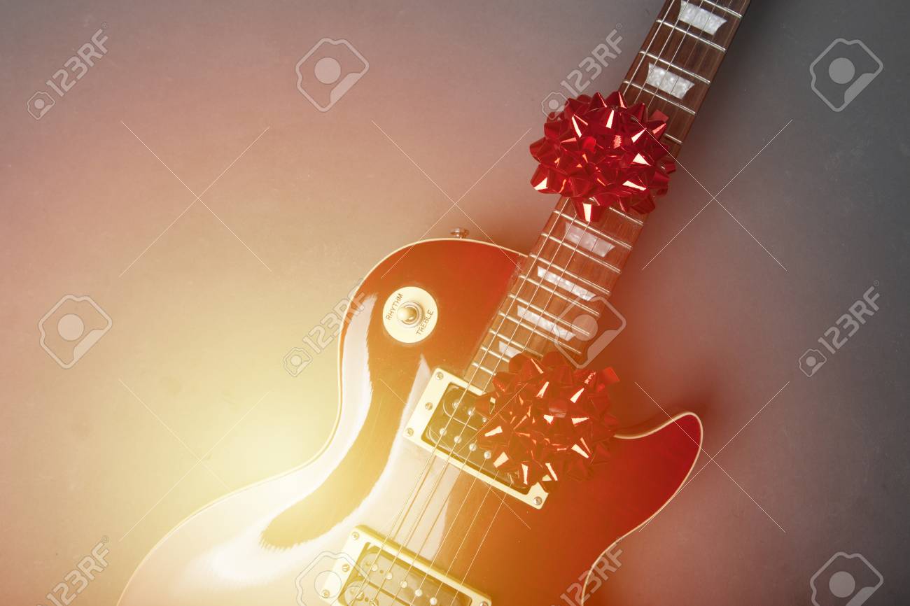 クリスマスや誕生日プレゼントとしてのエレキギター の写真素材 画像素材 Image