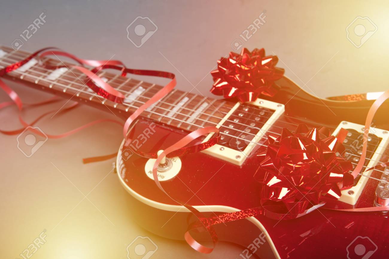 クリスマスや誕生日プレゼントとしてのエレキギター の写真素材 画像素材 Image
