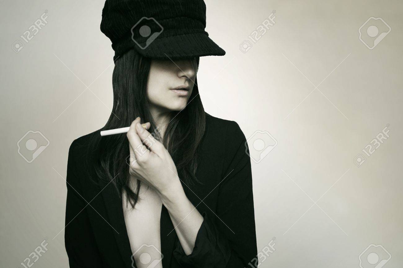彼女の手の間タバコを持つポーズ美しいトレンディな少女 の写真素材 画像素材 Image 彼女の手の間タバコを持つポーズ美しいトレンディな少女 の写真素材 画像素材 Image