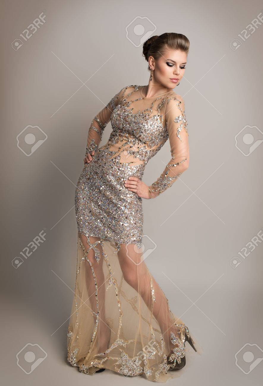 Diamants De Blonde Robe Cher Avec V8nowmn0 Soirée Jeune En Posant Studio DbHE9IYeW2