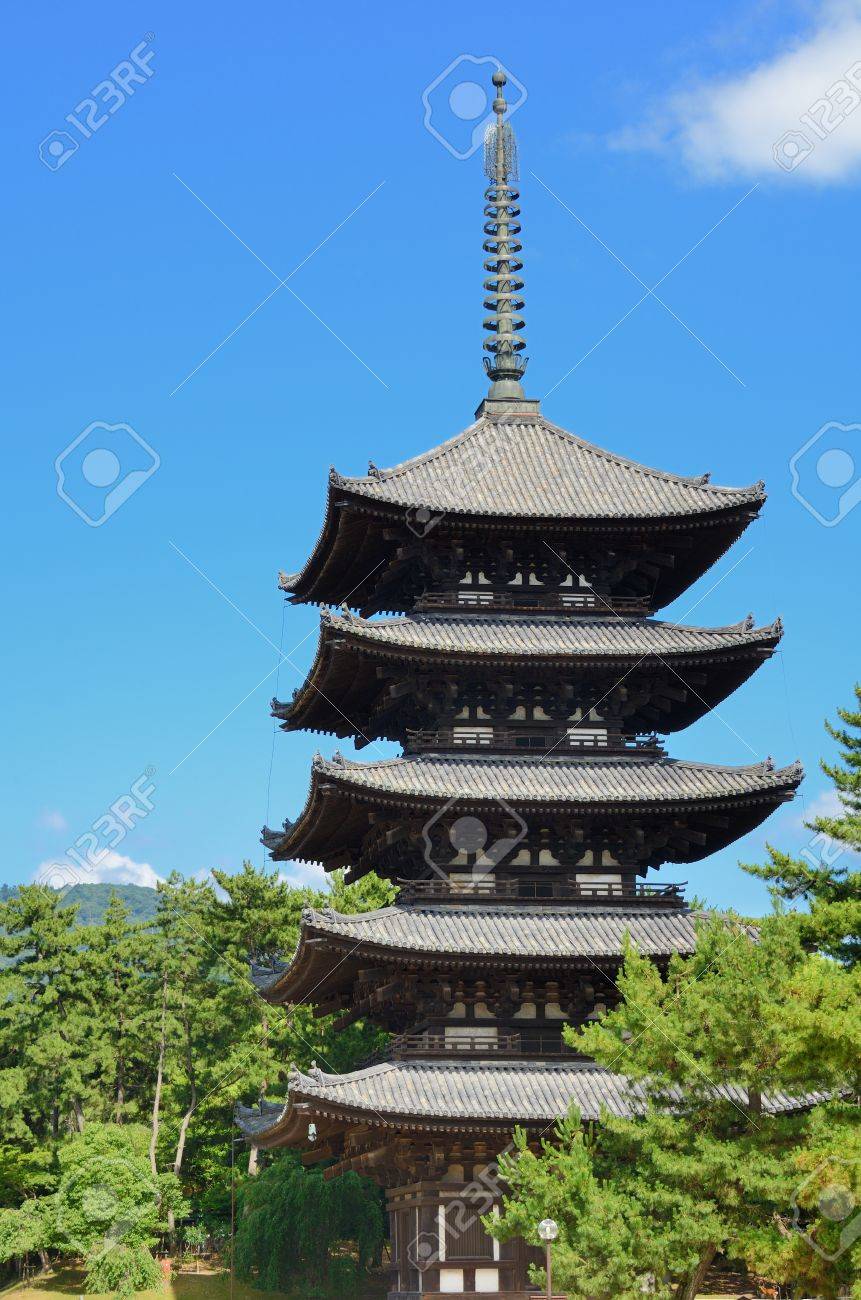 興福寺奈良県ユネスコとして古都奈良の文化財の 8 の歴史的建造物の一つは の写真素材 画像素材 Image