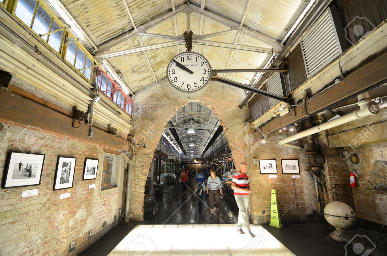 ニューヨーク市 8 月 25 日 チェルシー マーケット ニューヨークに 11 年 8 月 25 日に歴史的な改装された倉庫に建てられた高級グルメ市場であります の写真素材 画像素材 Image