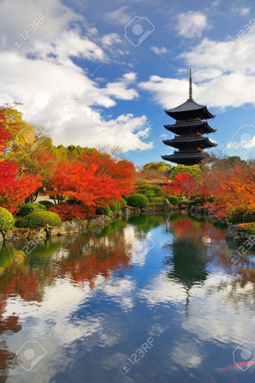 奈良県東寺の木造塔は 54 8 M の高さで国で最大の塔です の写真素材 画像素材 Image