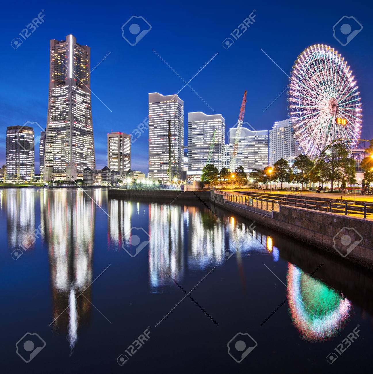 神奈川県横浜市みなとみらいウォーター フロント地区でスカイライン の写真素材 画像素材 Image