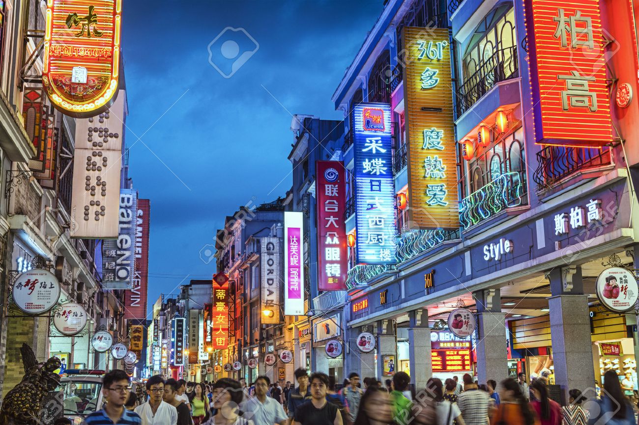 広州 中国 14 年 5 月 25 日 上下九路歩行者天国を歩行者が通過します 通りは街や主要な観光名所の主要ショッピング地区です の写真素材 画像素材 Image