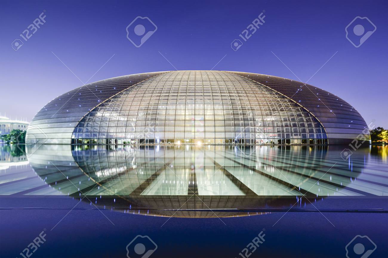 北京 中国 14 年 6 月 23 日 全国パフォーミング アーツ センター 未来的なデザインは劇場が 07 年に完了したときに論争をかき混ぜた の写真素材 画像素材 Image