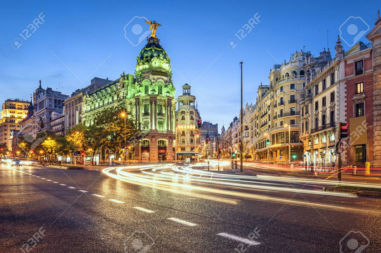 Madrid Spanien Stadtbild An Der Gran Via In Der Dammerung Lizenzfreie Fotos Bilder Und Stock Fotografie Image