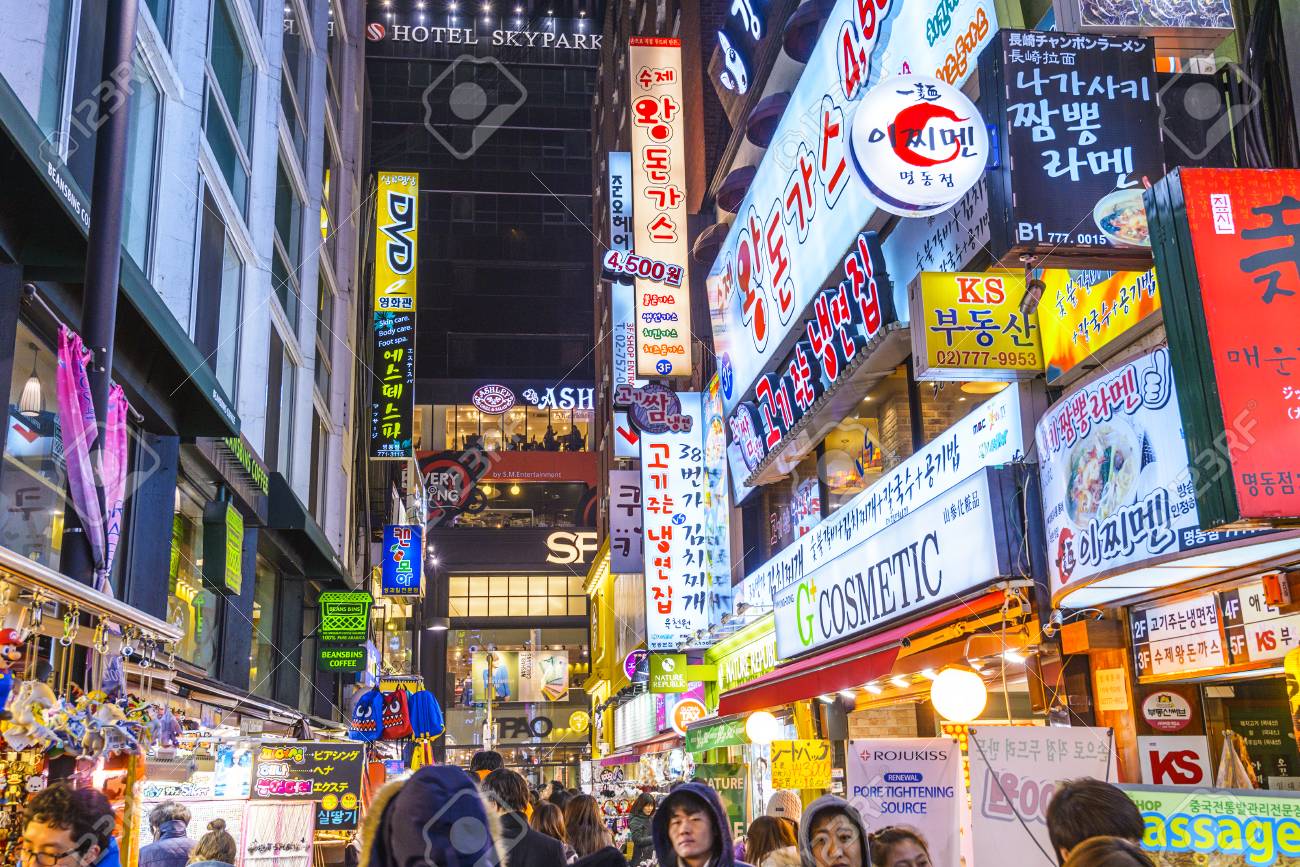 夜にソウル 韓国 13 年 2 月 14 日 明洞 ミョンドン地区 場所は市内のショッピングのためのプレミア地区です の写真素材 画像素材 Image 夜にソウル 韓国 13 年 2 月 14 日 明洞 ミョンドン地区 場所は市内のショッピングのためのプレミア地区です の写真素材 画像素材 Image
