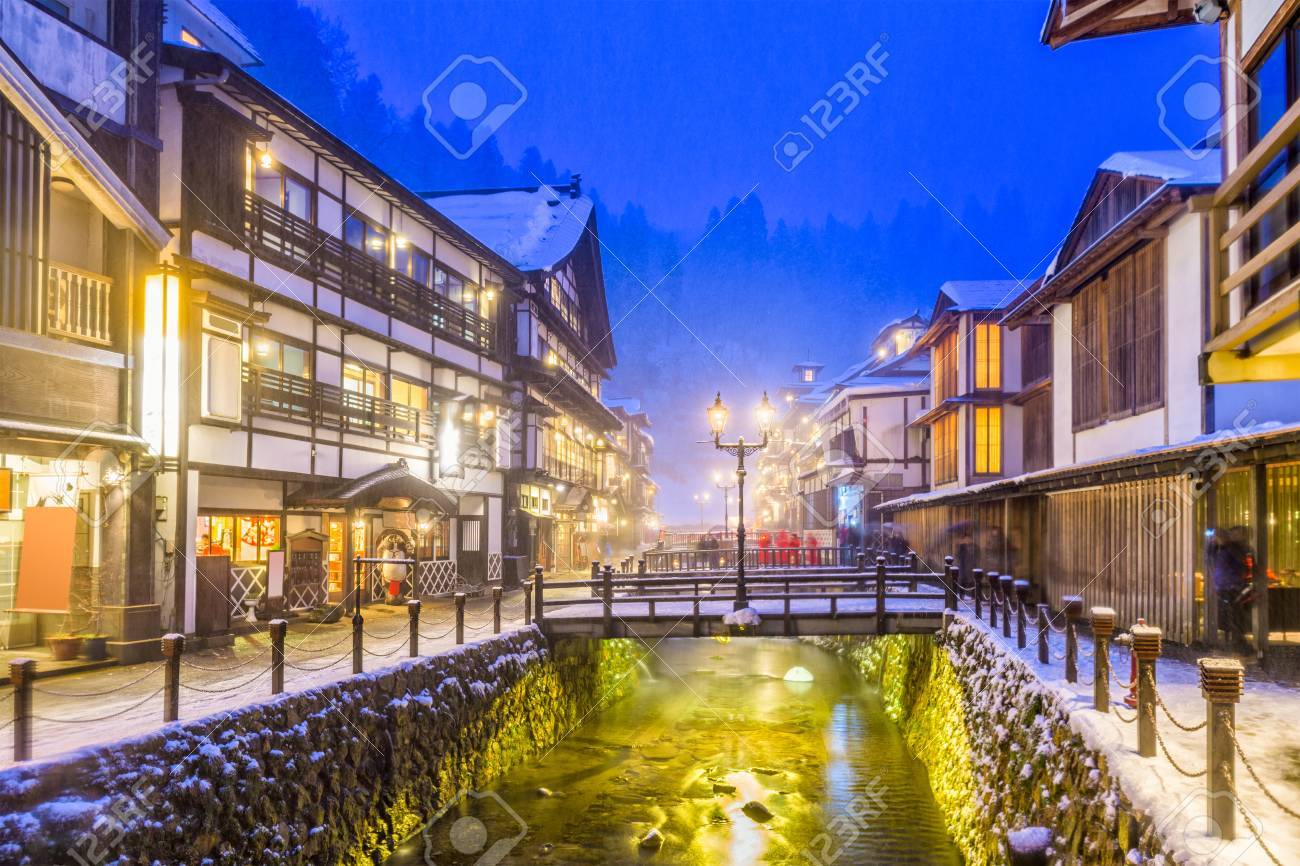 雪の中で尾花沢銀山温泉 日本の温泉街 の写真素材 画像素材 Image