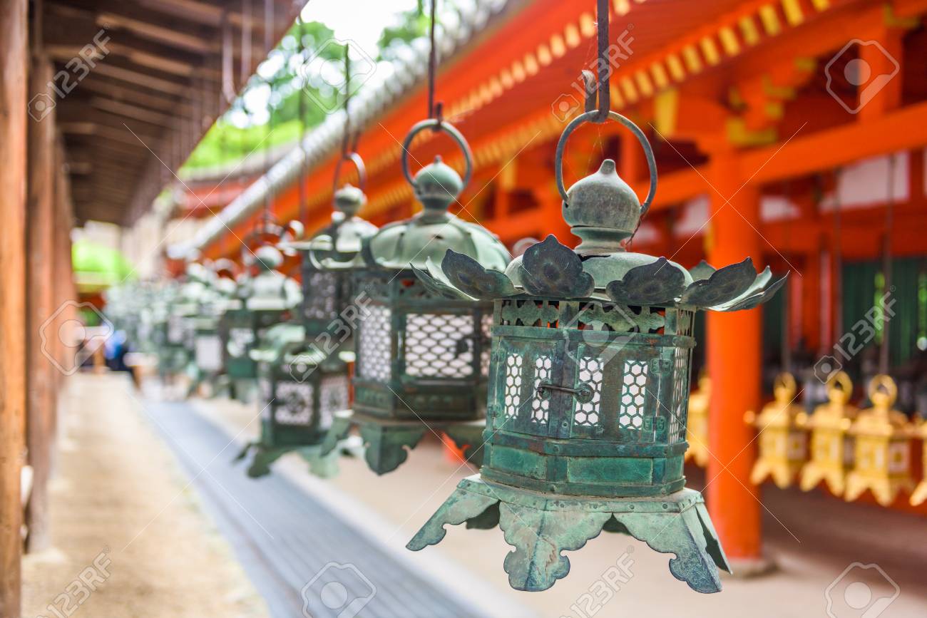 奈良県春日大社神社提灯します の写真素材 画像素材 Image