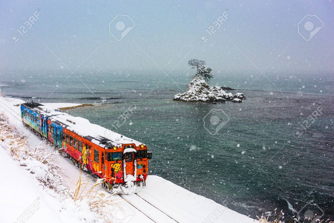 雨晴海岸国定公園 日本 17 年 1 月 23 日 氷見線列車通過冬雨晴海岸 の写真素材 画像素材 Image