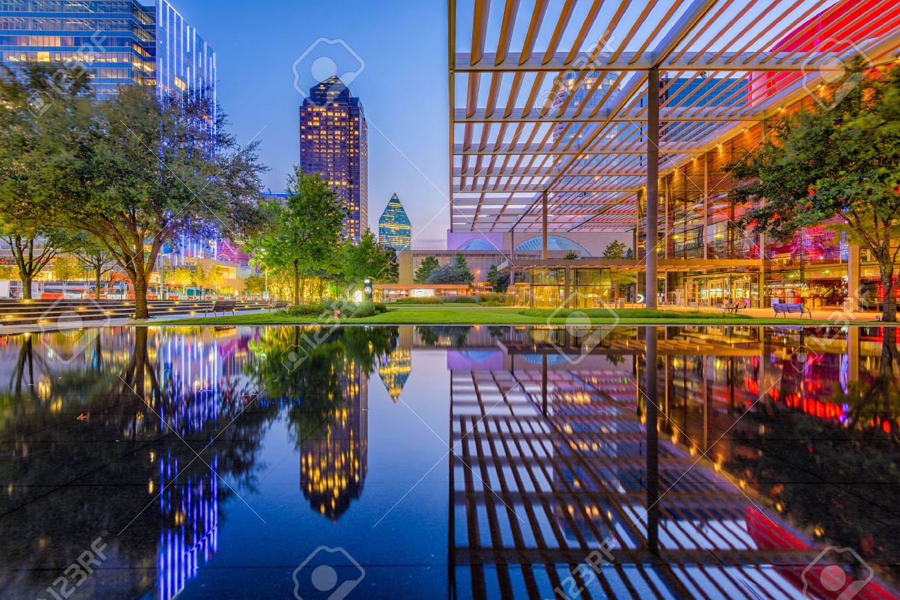 ダラス、テキサス州、アメリカのダウンタウンの街並みは夕暮れ時に。の写真素材・画像素材 Image 85541357