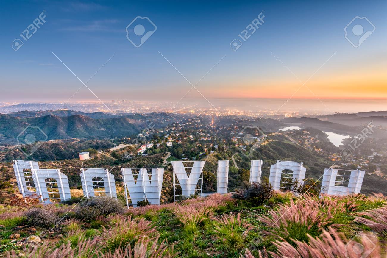 カリフォルニア州ロサンゼルス 16年2月29日 ロサンゼルスを見下ろすハリウッドサイン 象徴的な看板はもともと1923年に作成されました の写真素材 画像素材 Image