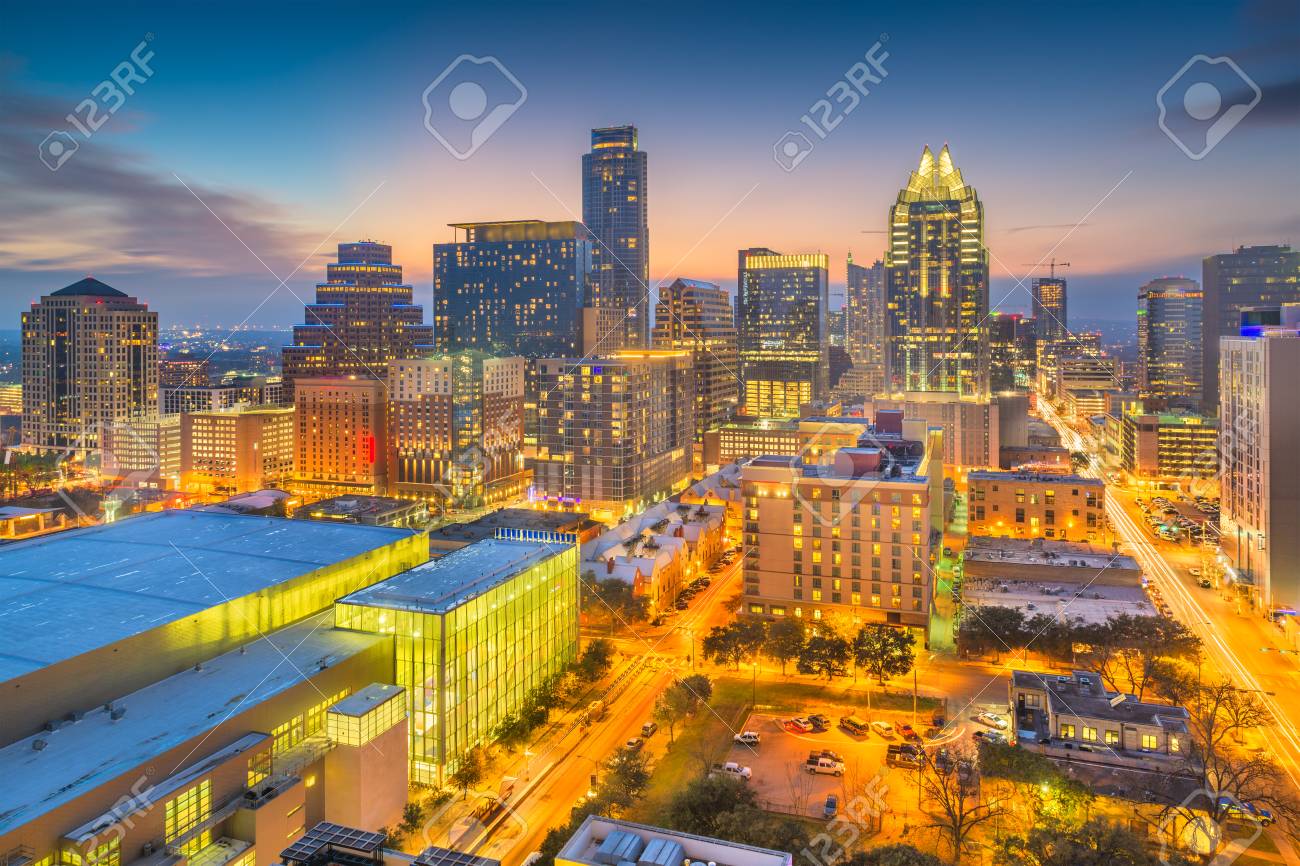 オースティン、テキサス州、夕暮れ時のアメリカのダウンタウンの街並み。の写真素材・画像素材 Image 118218602