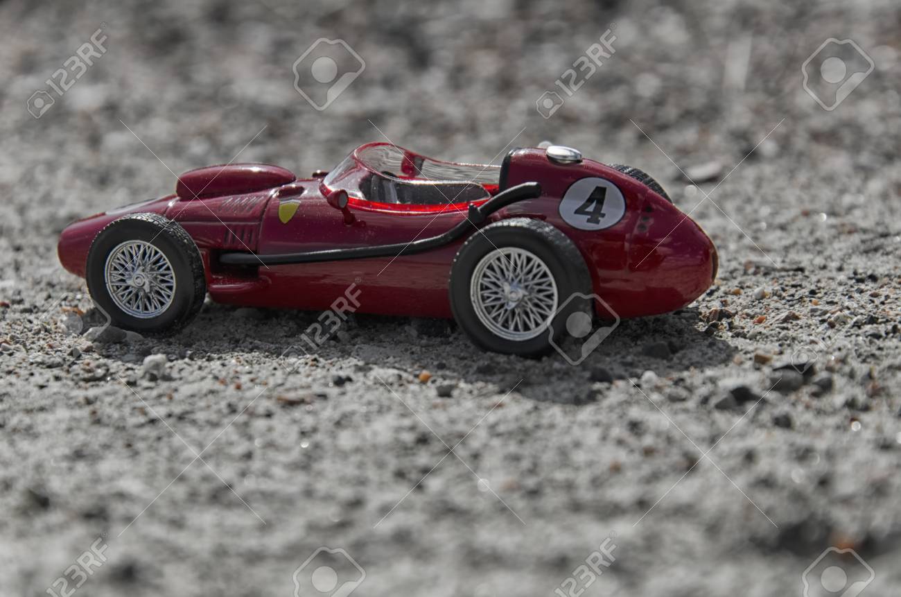 古典的な一人乗りの車のモデルのビュー の写真素材 画像素材 Image