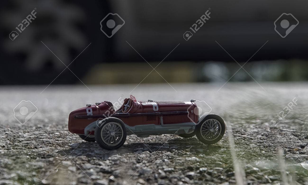 赤一人乗りの車の玩具モデル の写真素材 画像素材 Image