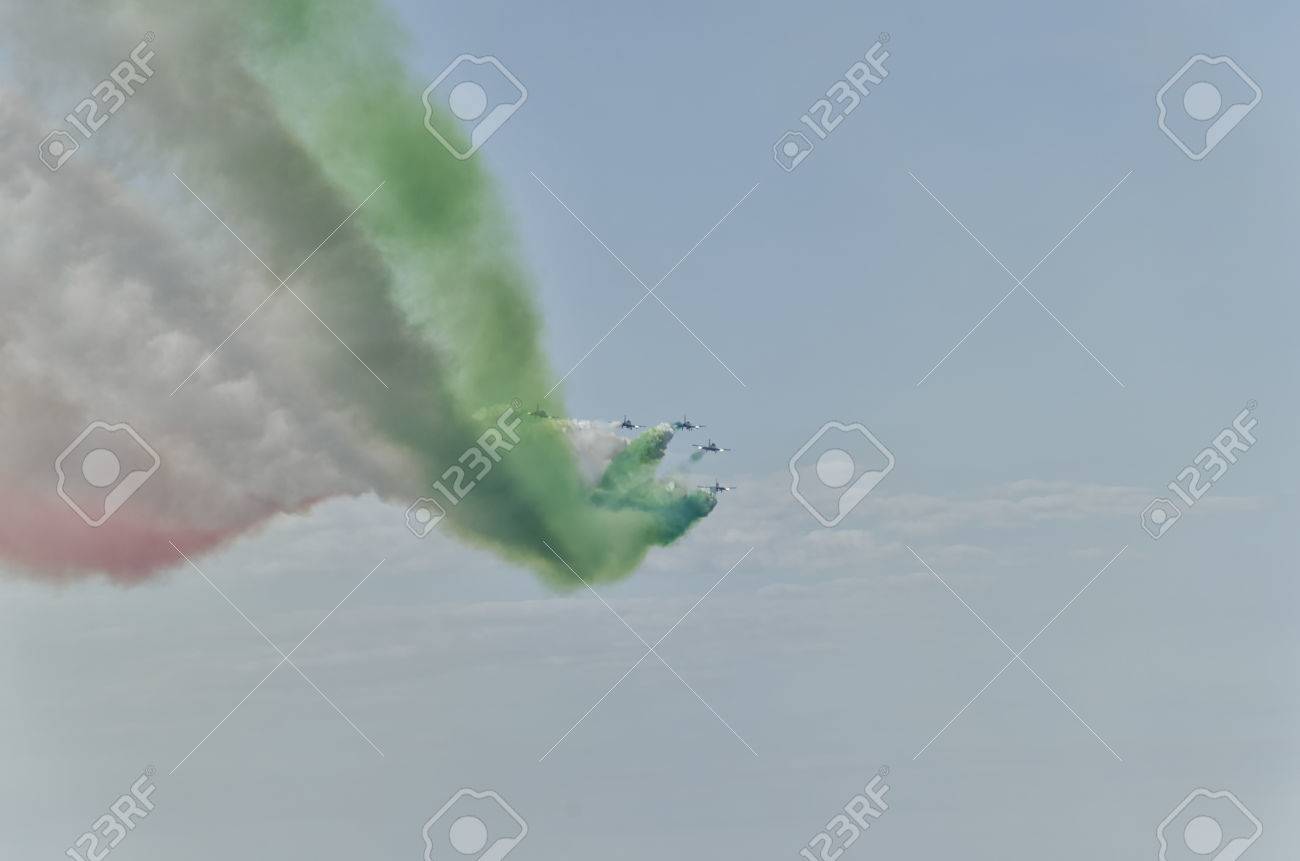 着色された煙の尾を引くイタリア国旗 の写真素材 画像素材 Image 6432