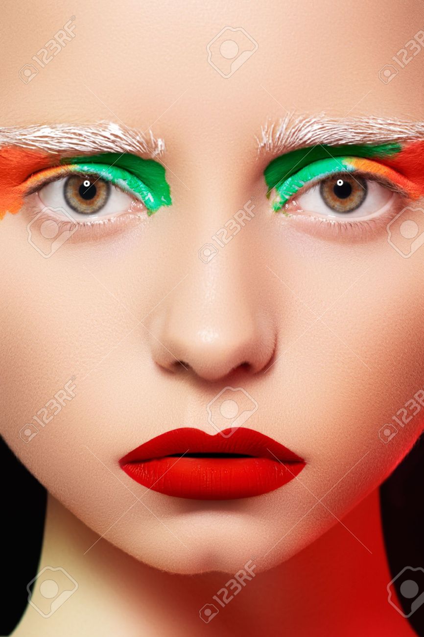 High Fashion Und Beauty Portrait Fotografie Schone Madchen Modell Gesicht Mit Hellen Make Up Kreative Wie Eine Puppe Regenbogen Augen Und Roten Lippen Make Up Lizenzfreie Fotos Bilder Und Stock Fotografie Image 11714178
