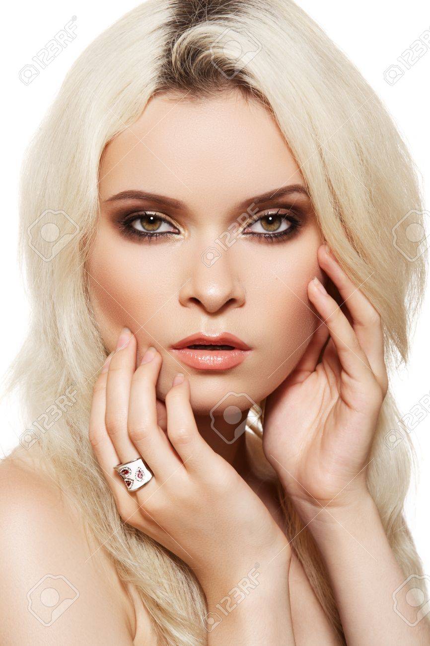 Banque d\u0027images , Beau modèle de femme blonde avec des yeux marron dégradé anneau de maquillage et blanc sur fond blanc. Une élégance de style