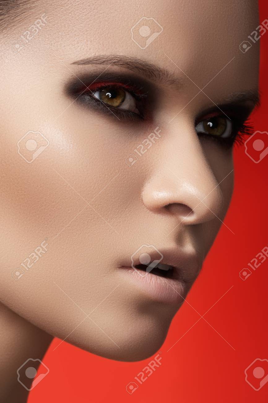明るい赤の背景暗いファッション スモーキーアイ メイクアップ 薄い唇と滑らかな肌の美しい若い女性モデルのクローズ アップの肖像画 の写真素材 画像素材 Image 1406 明るい赤の背景暗いファッション スモーキーアイ メイクアップ 薄い唇と滑らかな肌の美しい若い女性モデルのクローズ アップの肖像画 の写真素材 画像素材 Image 1406