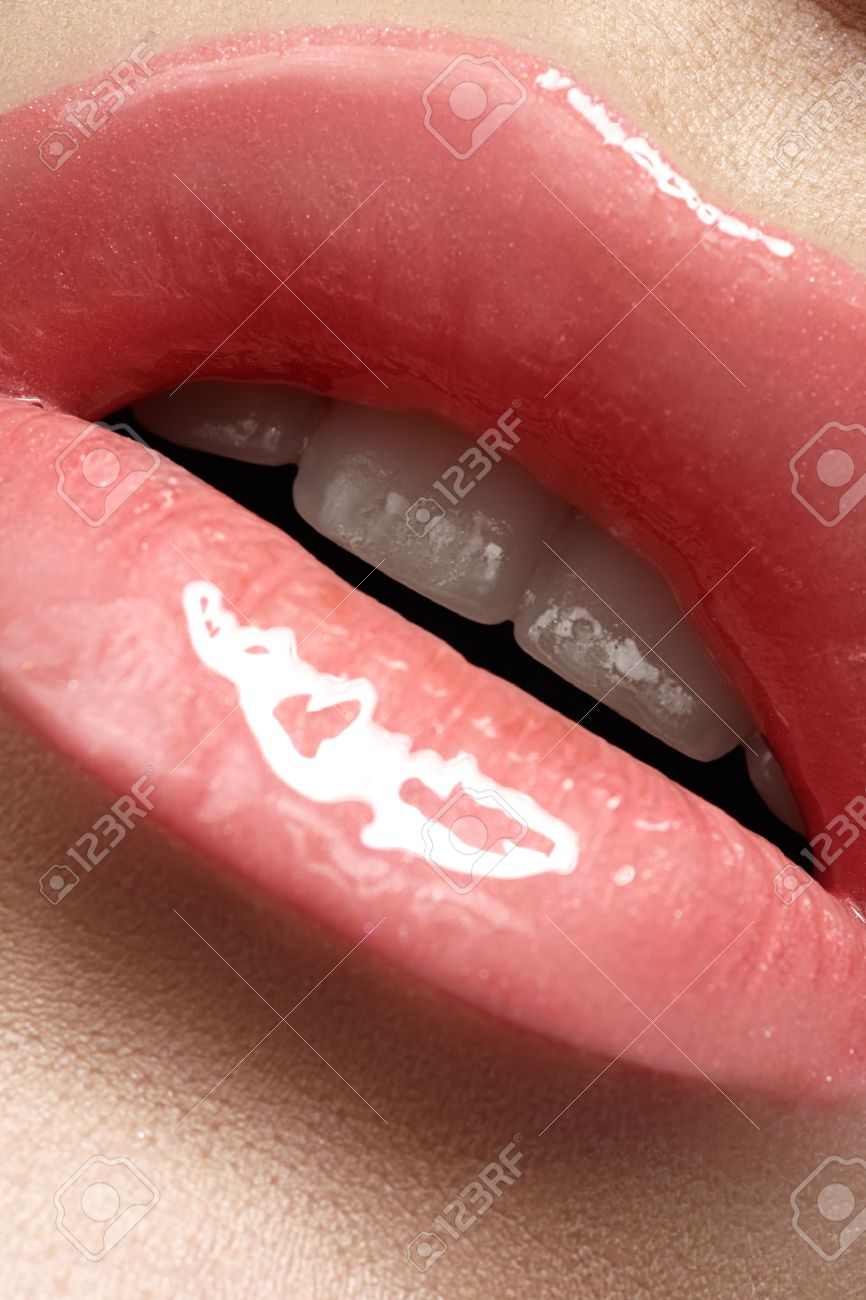 化粧品とメイクアップのクローズ アップのピンクの口紅と光沢濡れた唇をセクシーなメイクアップの女性との美しい唇の撮影します の写真素材 画像素材 Image