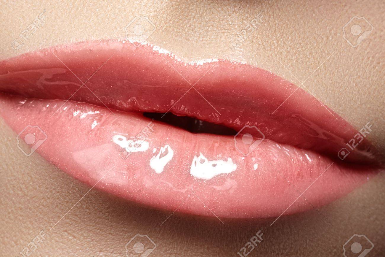 化粧品とメイクアップのクローズ アップのピンクの口紅と光沢濡れた唇をセクシーなメイクアップの女性との美しい唇の撮影します の写真素材 画像素材 Image