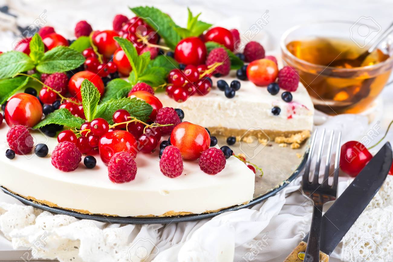 ベリーとミント 夏のデザートのチーズケーキ の写真素材 画像素材 Image ベリーとミント 夏のデザートのチーズケーキ の写真素材 画像素材 Image