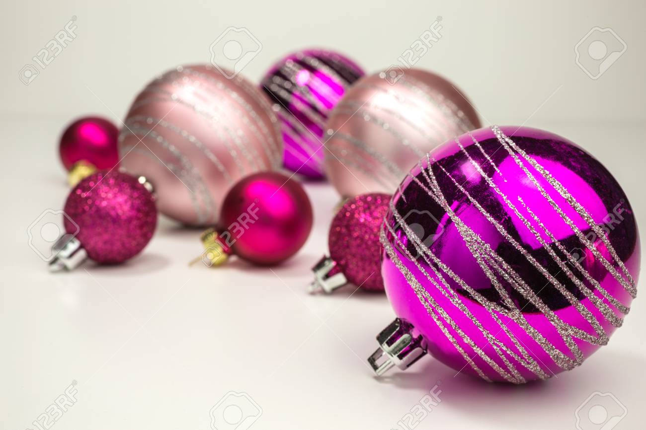 Immagini Di Natale Glitter.Immagini Stock Palline Di Natale In Diverse Tonalita Di Rosa Con Glitter Argento Image 50834163