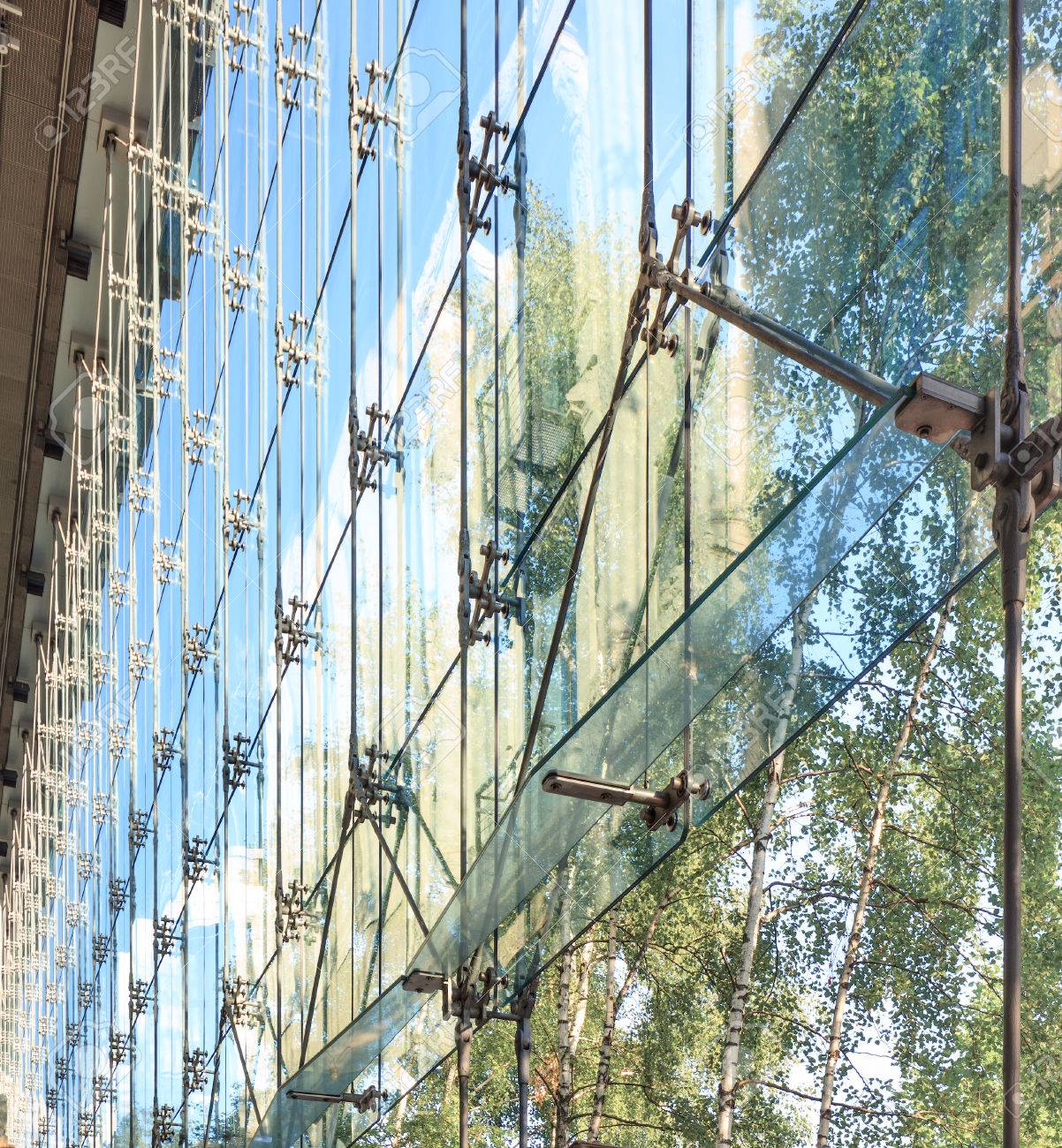 モダンなガラス張りのファサード構造の抽象ビュー の写真素材 画像素材 Image