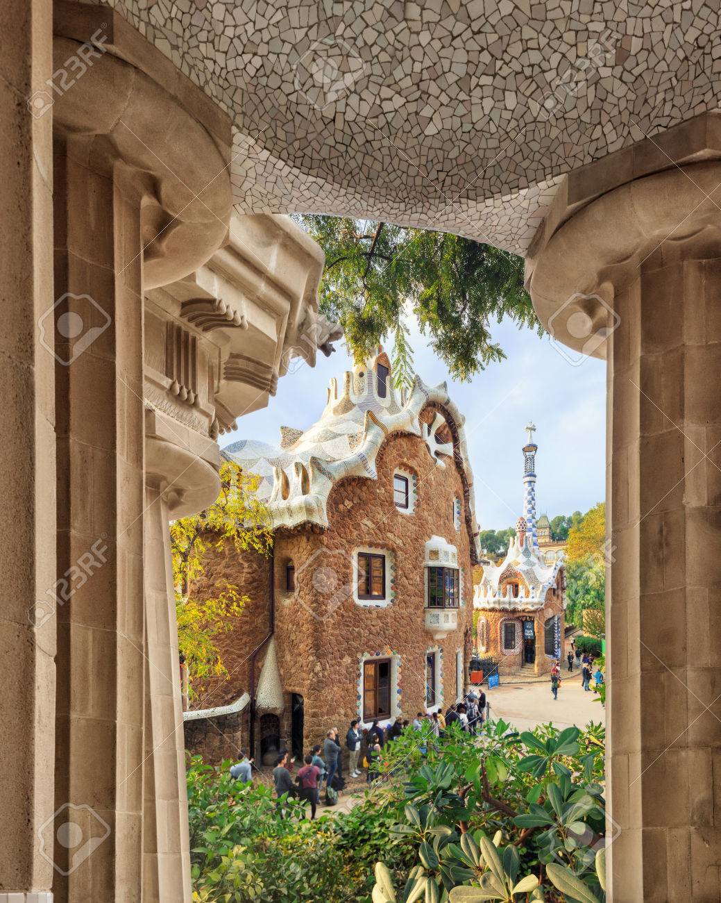 バルセロナのグエル公園 ドーリア式列柱ホールを通ってエントランス パビリオン上の表示します の写真素材 画像素材 Image