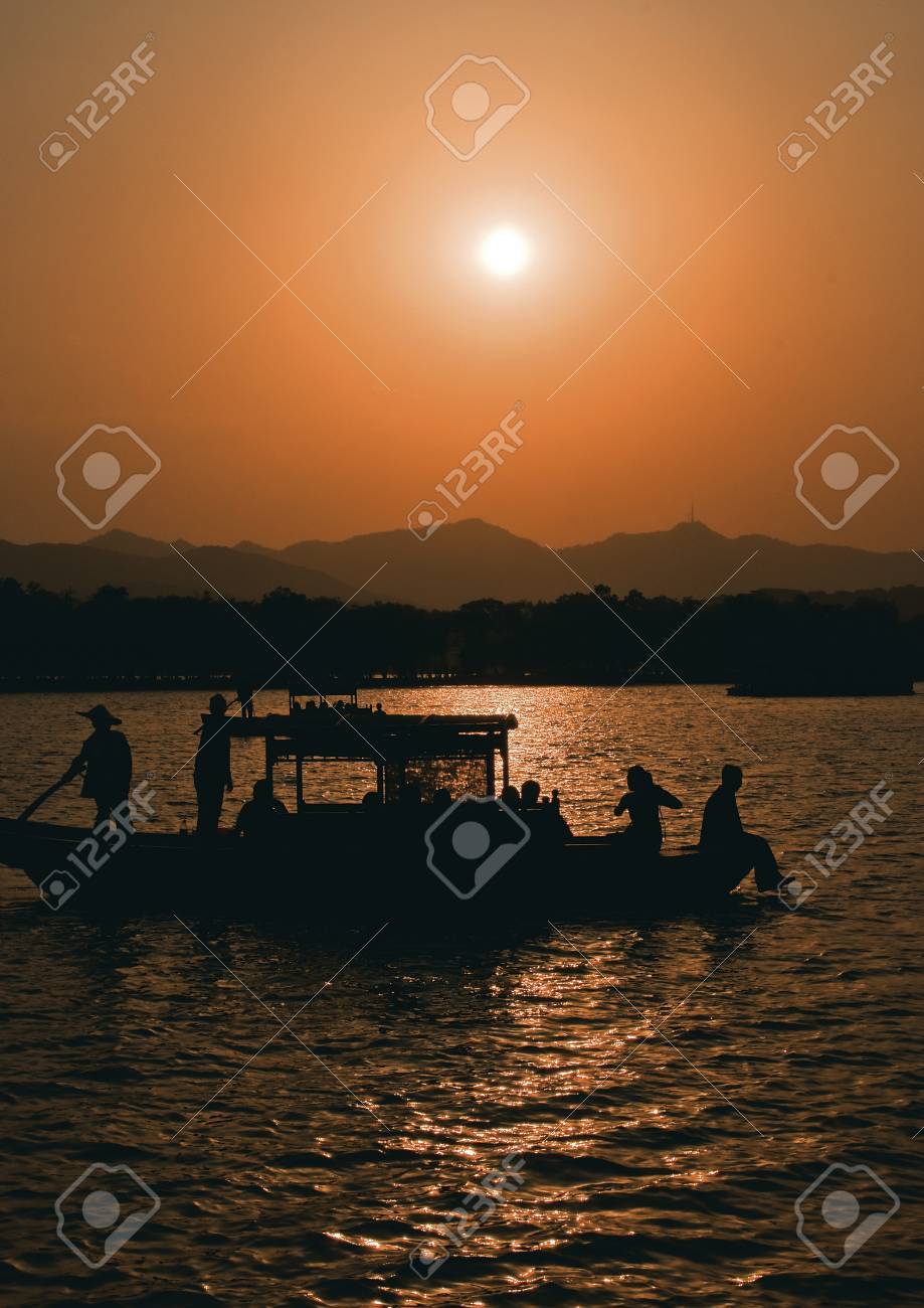中国 杭州 天と地球 杭州と蘇州 中国の諺の楽園 西の湖 西湖 で夕日 杭州の主要な観光スポット の写真素材 画像素材 Image