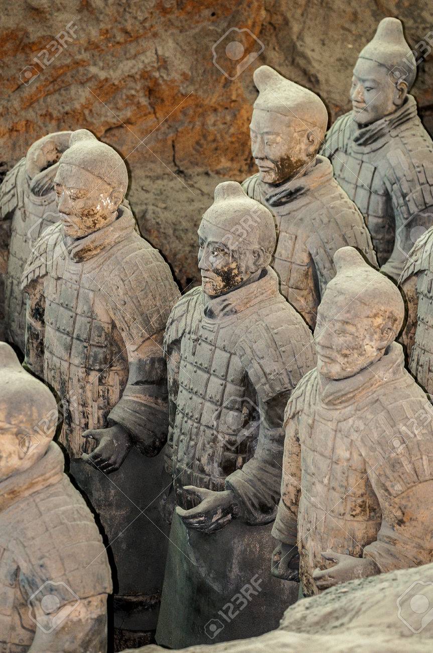 中国。8,000 人以上フルサイズの土偶戦士、馬と戦車の皇帝西安の