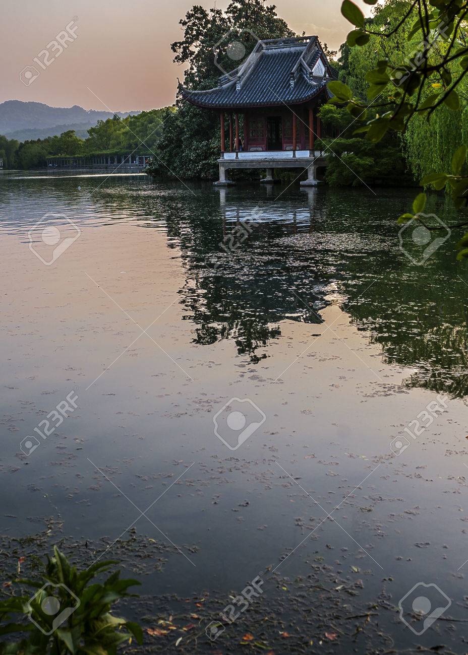 中国 杭州 天と地球 杭州と蘇州 中国の諺の楽園 西の湖 西湖 で夕日 杭州の主要な観光スポット の写真素材 画像素材 Image