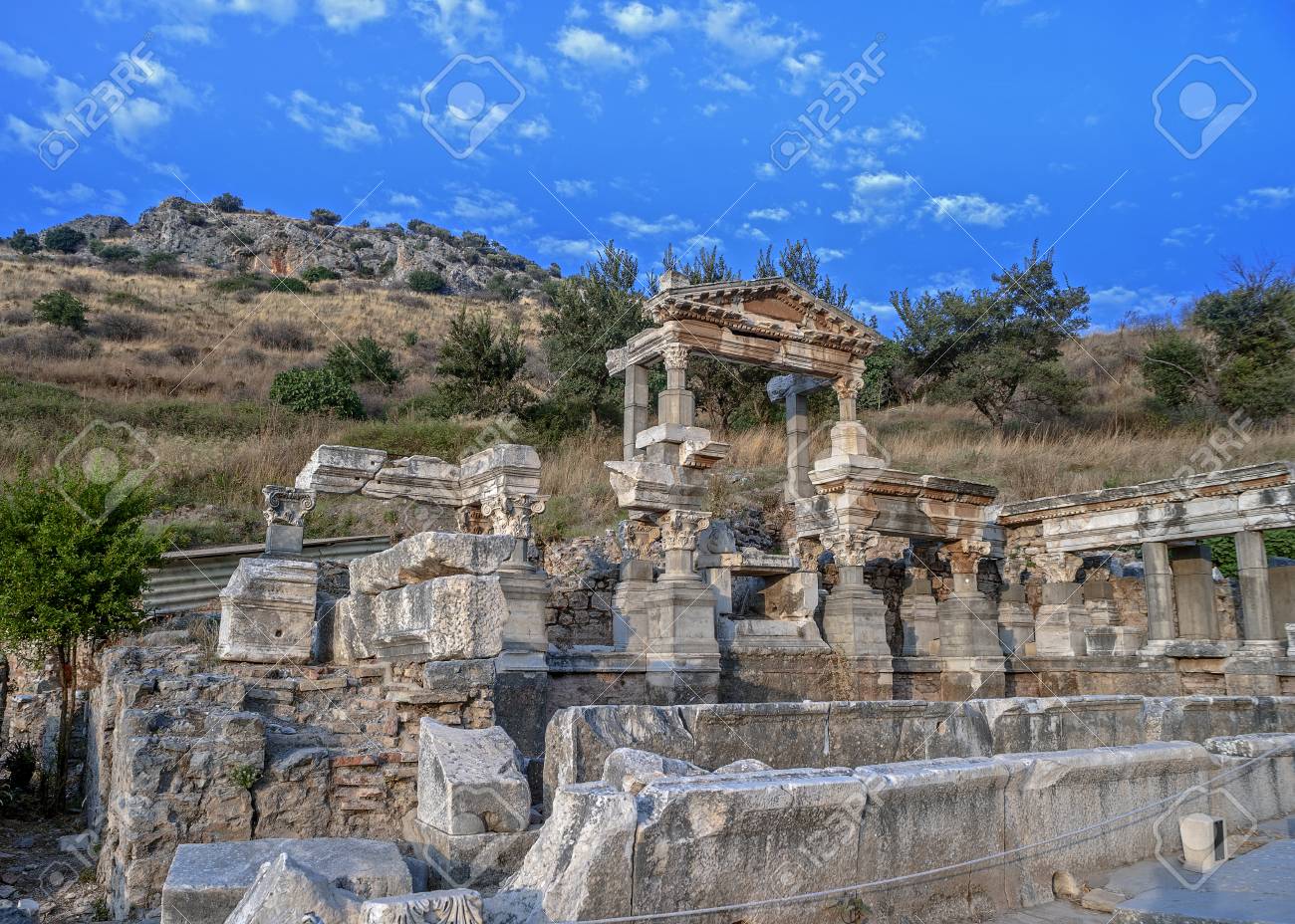 Adivina la ciudad 77188273-turqu%C3%ADa-las-ruinas-de-la-antigua-ciudad-de-%C3%89feso-fundada-en-el-siglo-xi-ac-