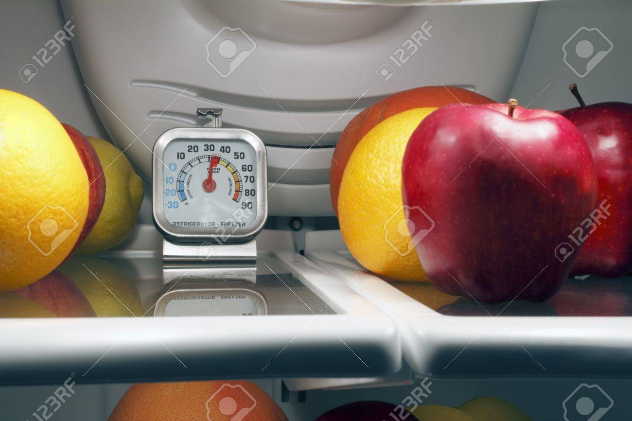 Kühlschrankthermometer : Kühlschrankthermometer im oberen regal eines kühlschranks für Kühlschrankthermometer : Kühlschrankthermometer im oberen regal eines kühlschranks für