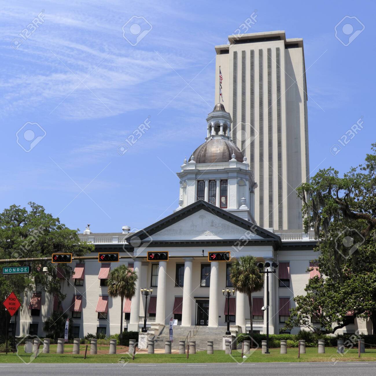 미국 플로리다주 탤러해시 - 2018년 5월 13일: 유서 깊은 주도 다운타운 앞. 플로리다 주 수도 앞의 역사적인 주 수도. 새 건물  앞의 구 플로리다 주 수도입니다. 로열티 무료 사진, 그림, 이미지 그리고