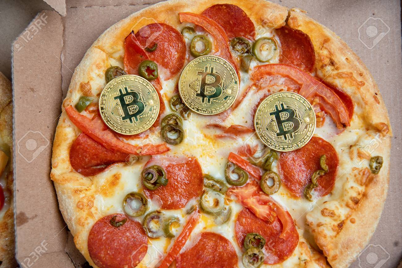 비트코인 피자의 날 5월 22일. 비트코인으로 피자를 사는 개념. 크립토커뮤니티 휴가. 복사 공간입니다. 10000 비트코인 가격에 피자  2판. 피자 인덱스 로열티 무료 사진, 그림, 이미지 그리고 스톡포토그래피. Image 118848030