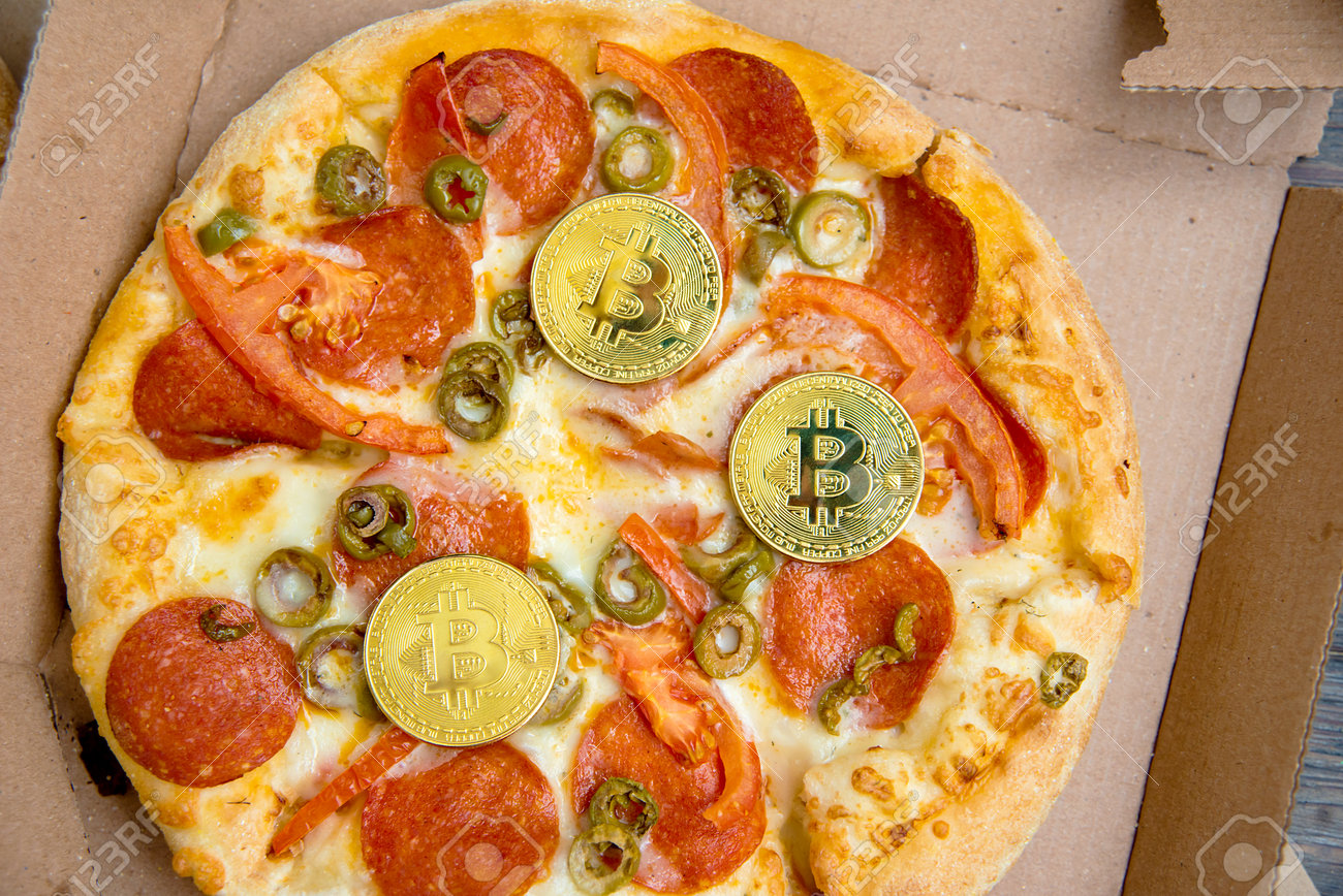 비트코인 피자의 날 5월 22일. 비트코인으로 피자를 사는 개념. 크립토커뮤니티 휴가. 복사 공간입니다. 10000 비트코인 가격에  2개의 피자. 피자 인덱스 로열티 무료 사진, 그림, 이미지 그리고 스톡포토그래피. Image 118848034